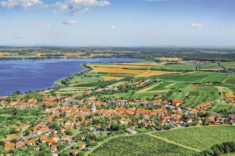 Pohled ze zříceniny Dívčích Hradů na obec Pavlov, krásná procházka z Klentnice na Dívčí Hrady